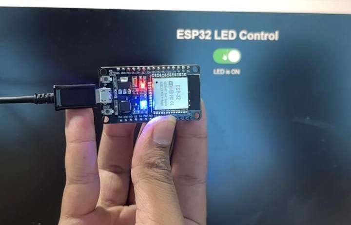 ESP32 LED on, switched from the web page